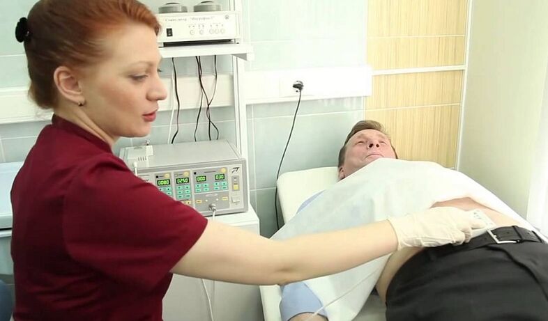 Der Arzt untersucht den Patienten, um eine Prostatitis zu diagnostizieren