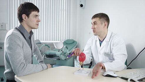 Der Arzt verschreibt eine Behandlung der Prostatitis mit einem Gerät