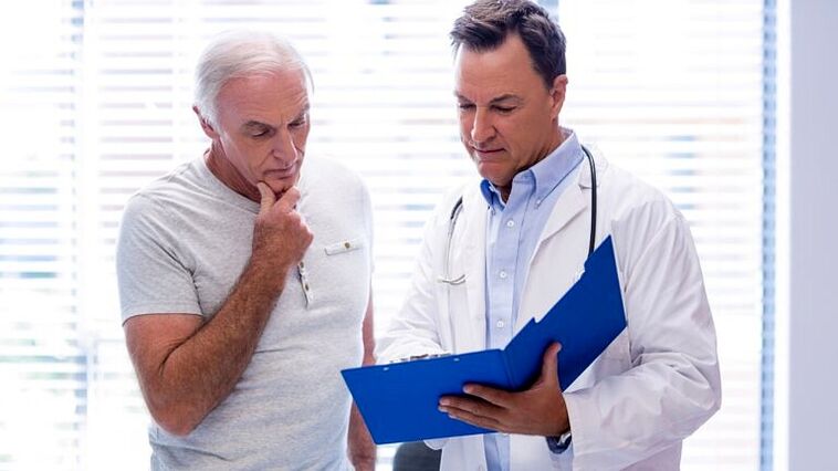 Der Arzt verschreibt eine Behandlung gegen Prostatitis