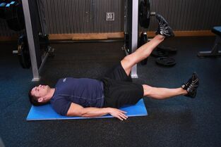 Mann mit Prostatitis macht eine Übung im Fitnessstudio