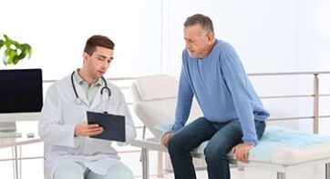 der Arzt spricht mit dem Patienten